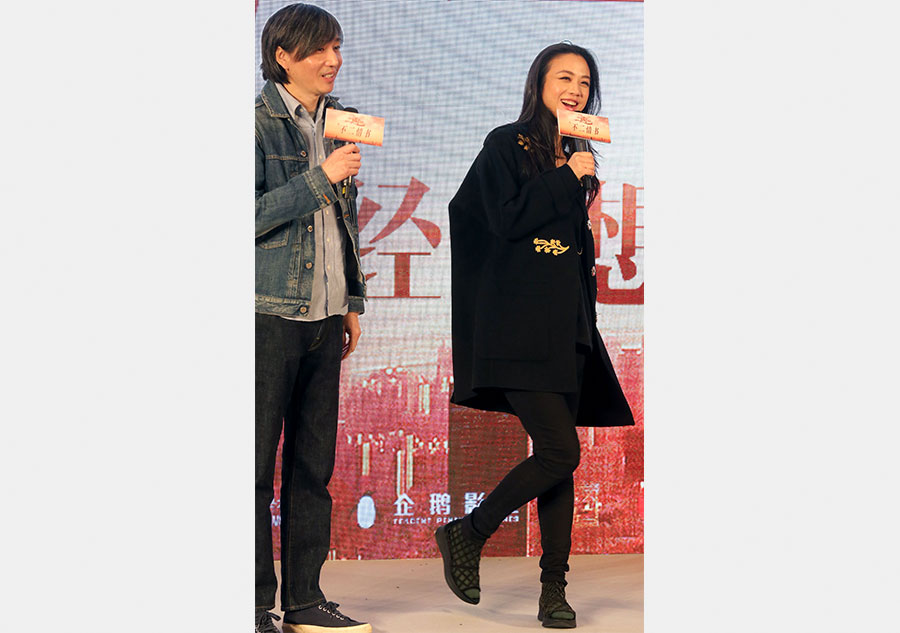 Tang Wei, quien protagoniza como Jiao Ye película romántica búsqueda de Sr. la derecha 2, en el lanzamiento de la canción del tema en Pekín el domingo. [Foto de Jiang Dong/ China Daily]