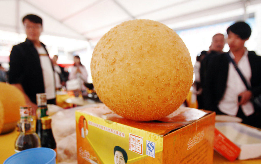 Bola de arroz glutinoso frito del tamaño de un balón de baloncesto. 