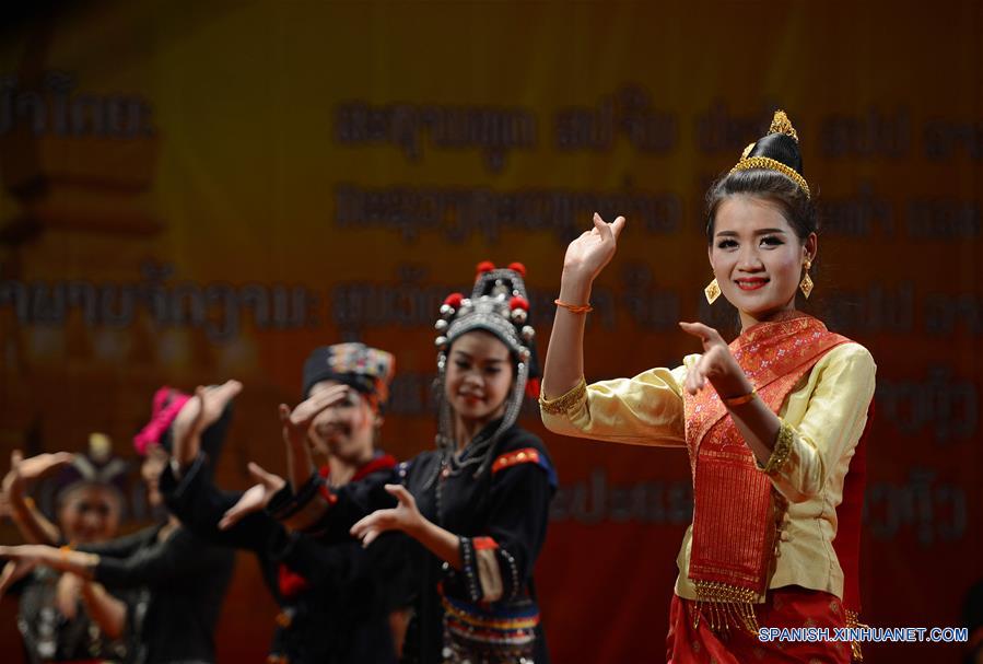VIENTIAN, abril 26, 2016 (Xinhua) -- Imagen del 25 de abril de 2016 de artistas de Laos interpretando un baile durante un   NNNN, en Vientián, Laos. El espectáculo fue realizado conjuntamente por el Centro de la Cultura China de Laos y el Departamento Provincial de Cultura de Guangdong de China. (Xinhua/Liu Ailun) 