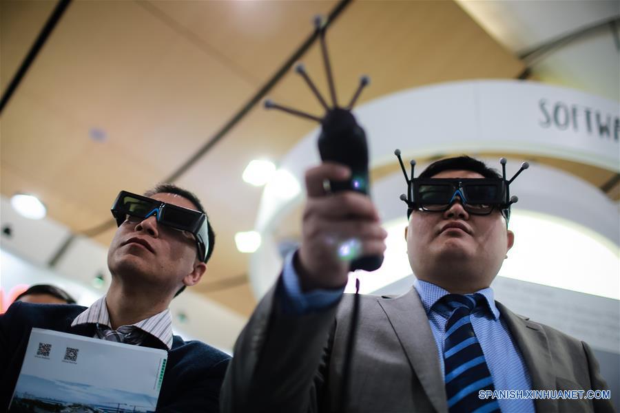 HANOVER, abril 26, 2016 (Xinhua) -- Asistentes a la feria prueban gafas de realidad virtual en el estand de Huawei, en la Feria de Hanover 2016, en Hanover, Alemania, el 26 de abril de 2016. Más de 5,200 expositores de más de 70 países y regiones asistieron a la feria. El tema de la Feria de Hanover 2016 es "Industria Integrada -- Descubrir Soluciones". (Xinhua/Zhang Fan)