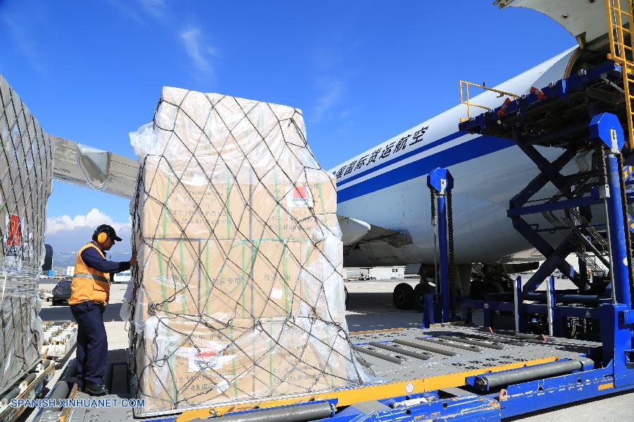 QUITO, 27 abr (Xinhua) -- Empleados descargan un avión procedente de China con ayuda humanitaria en el Aeropuerto Internacional Mariscal Sucre, en Quito, Ecuador, el 27 de abril de 2016. La primera parte de la ayuda humanitaria del gobierno chino, por un valor total de 60 millones de yuanes (9.2 millones de dólares estadounidenses), para los miles de damnificados ecuatorianos del terremoto del 16 de abril llegó al Aeropuerto Internacional Mariscal Sucre de Quito. El primero de los cinco aviones Boeing 747 que transportan la ayuda arribó la mañana del miércoles al aeropuerto de la capital ecuatoriana. Otros tres llegan por la tarde, y mañana jueves arribará la otra aeronave china. China está consternado por la tragedia que vive Ecuador, y a través de la entrega de ayuda humanitaria desea expresar su solidaridad con el Gobierno y el pueblo ecuatoriano, dijo el embajador de China en Ecuador, Wang Yulin, quien recibió la primera aeronave china junto con autoridades del Gobierno ecuatoriano. (Xinhua/Hao Yunfu) 