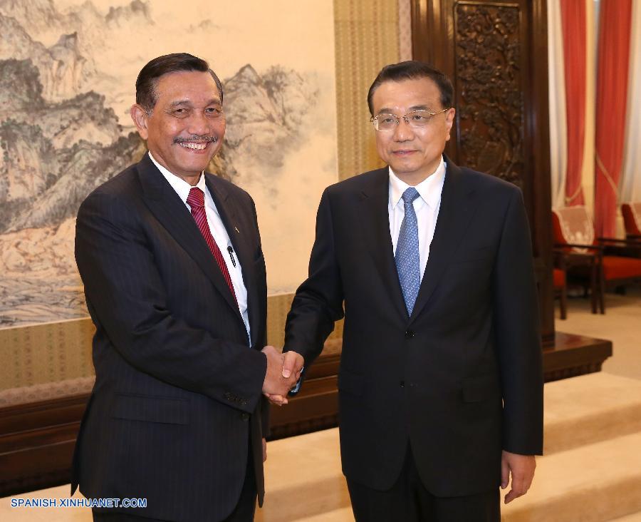 El primer ministro de China, Li Keqiang, se reúne con el ministro de Coordinación de Asuntos de Política, Leyes y Seguridad de Indonesia, Luhut Panjaitan, en Beijing, capital de China, el 27 de abril de 2016. (Xinhua/Pang Xinglei)