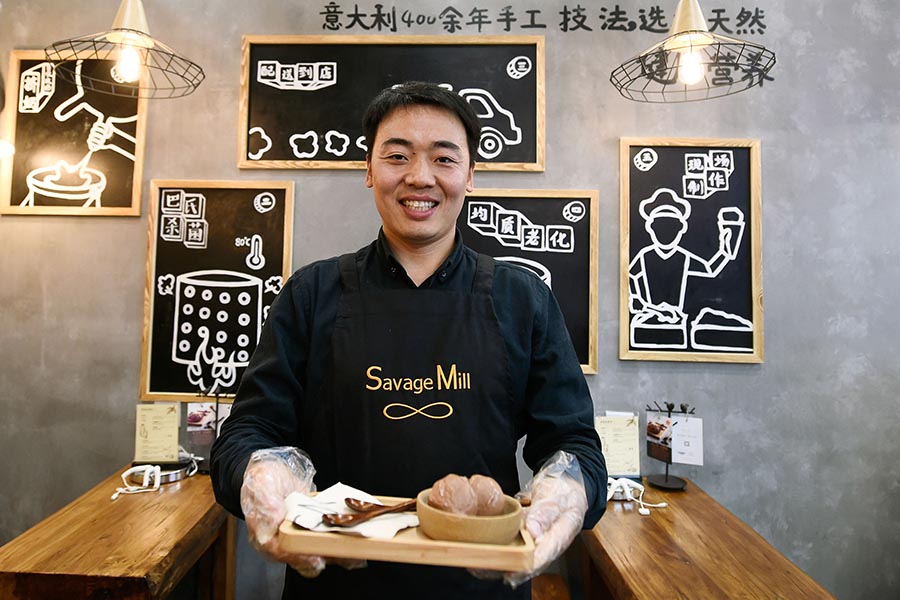 Cui Jianwei muestra sus helados en una tienda de Taiyuan, provincia de Shanxi, Taiyuan, el 26 de abril de 2016. [Foto/Xinhua]