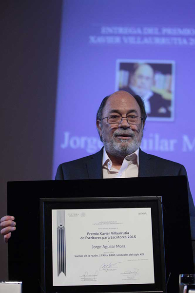 El escritor mexicano Jorge Aguilar Mora recibe el Premio Xavier Villaurrutia