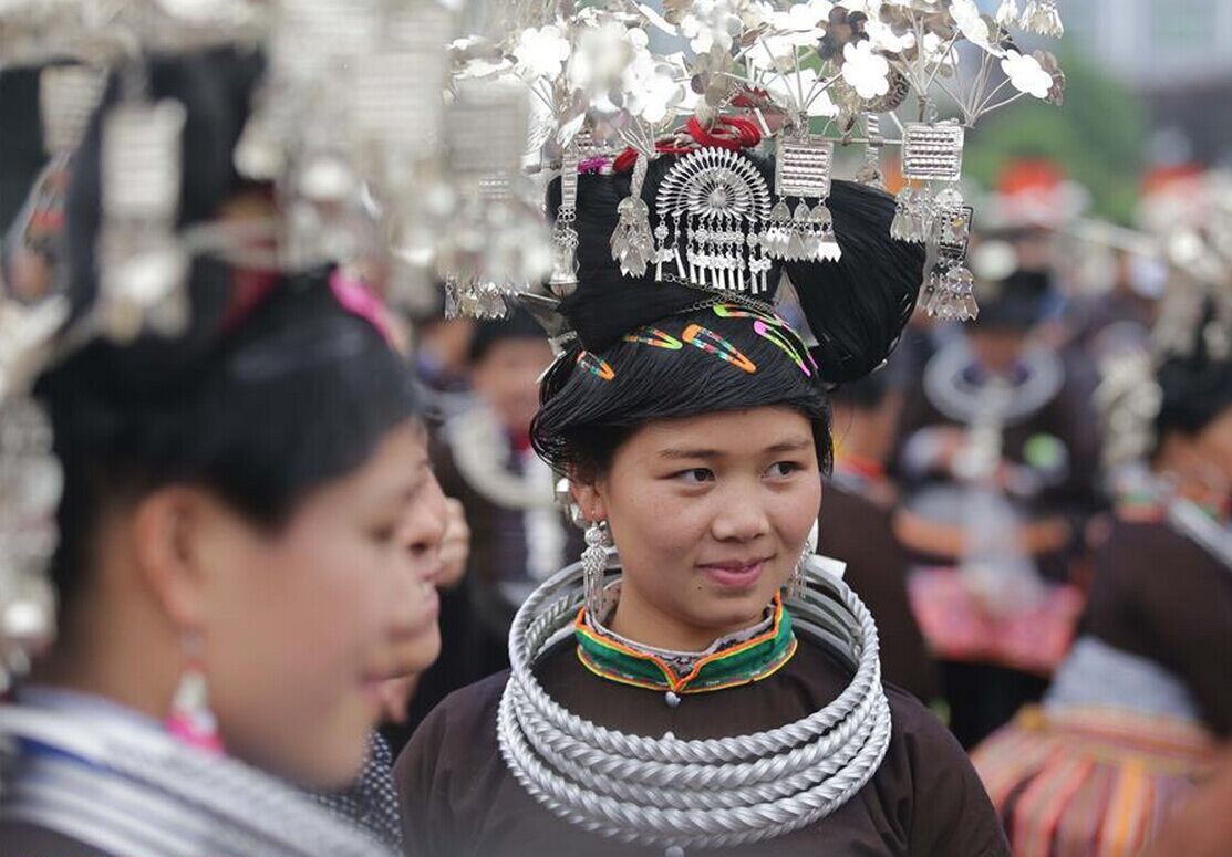Desfile de trajes tradicionales de etnia Miao en Condado Danzhai