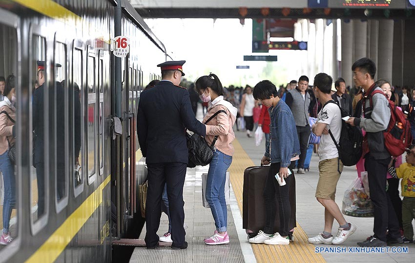 BEIJING, 2 may (Xinhua) -- Alrededor de 12,45 millones de viajes en tren se harán en China hoy, el último de los tres días de vacaciones por el Primero de Mayo, debido al retorno de los vacacionistas.