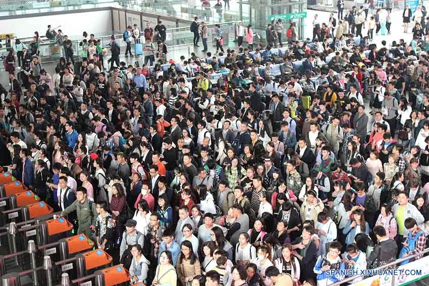 La Corporación de Ferrocarriles de China dijo que unos 600 trenes extra fueron puestos en servicio hoy para hacer frente a la demanda.Los principales destinos turísticos, incluidos Beijing, Shanghai y Chengdu, tuvieron grandes flujos de pasajeros.