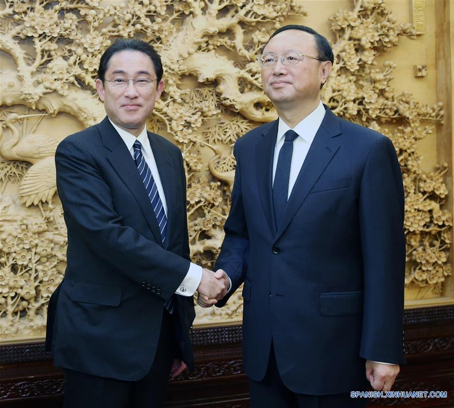 China expresó los requisitos para mejorar las relaciones bilaterales y urgió a Japón a adoptar acciones concretas durante la primera vista oficial del ministro de Relaciones Exteriores japonés Fumio Kishida en medio de los desacuerdos entre lo dos países.(Xinhua\Yao Dawei)