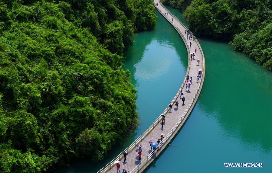 Construyen un larguísimo camino de madera sobre un río de Hubei 4