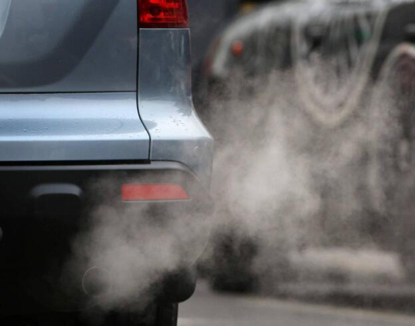 Un estudio destaca que manejar a menor velocidad contamina más