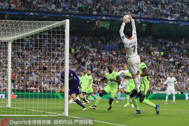 Fútbol: Real Madrid gana 1-0 al Manchester y avanza a final española en "Champions"