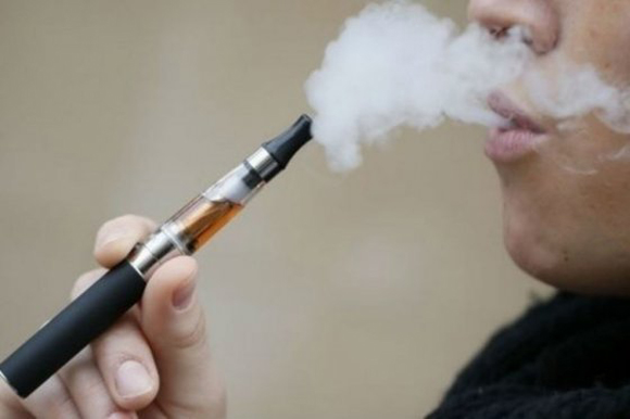 EE.UU. prohibirá la venta de cigarrillos electrónicos a menores de 18 años