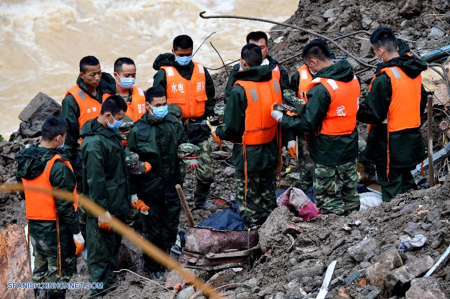 TAINING, May 9, 2016 (Xinhua) -- Rescatistas rinden tributo a las víctimas en el sitio del deslave en el condado de Taining, en la provincia de Fujian, en el sureste de China, el 9 de mayo de 2016. (Xinhua/Zhang Guojun) (rtg)