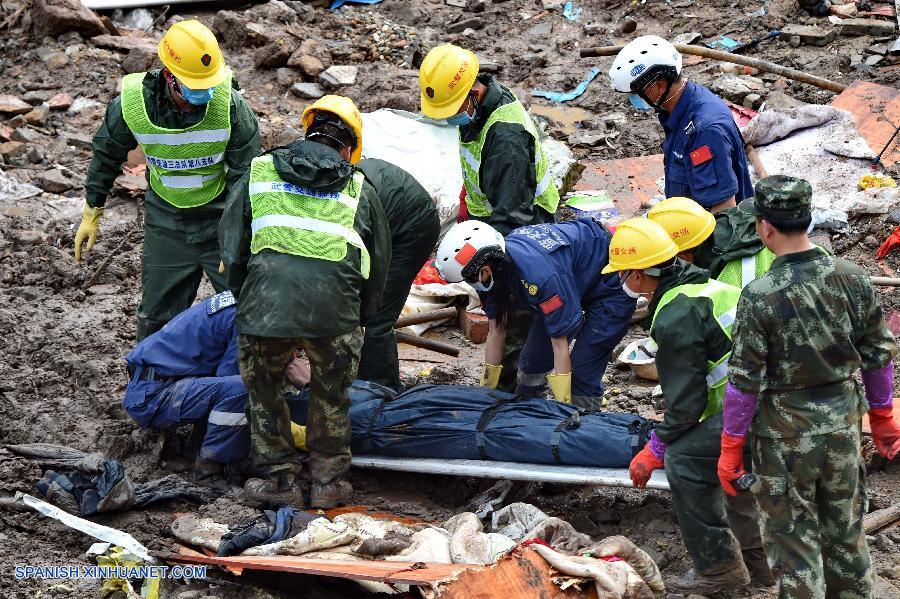 TAINING, May 9, 2016 (Xinhua) -- Rescatistas transportan el cuerpo de una víctima en el sitio del deslave en el condado de Taining, en la provincia de Fujian, en el sureste de China, el 9 de mayo de 2016. (Xinhua/Zhang Guojun) (rtg)