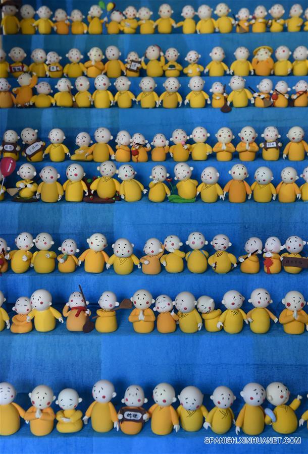 BEIJING, mayo 8, 2016 (Xinhua) -- Imagen del 22 de abril de 2016 de figuras del Monje Xian'er, un personaje de caricaturas del Monasterio Longquan, en el monasterio en Beijing, capital de China. El Monje Xian'er es un popular personaje de caricaturas creado por el maestro Xianfan para responder acertijos introspectivos de los visitantes y traerles la paz. El Monasterio Longquan está localizado al pie de la Montaña Fenghuangling (Phoenix Ridge), en las afueras occidentales de Beijing. Primero construido en la Dinastía Liao (907-1125), el monasterio recupera la reputación al acoger la era del internet móvil. (Xinhua/Luo Xiaoguang) 