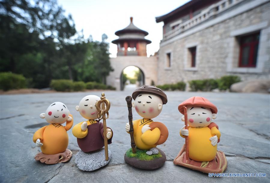 BEIJING, mayo 8, 2016 (Xinhua) -- Imagen del 22 de abril de 2016 de figuras del Monje Xian'er, un personaje de caricaturas del Monasterio Longquan, en el monasterio en Beijing, capital de China. El Monje Xian'er es un popular personaje de caricaturas creado por el maestro Xianfan para responder acertijos introspectivos de los visitantes y traerles la paz. El Monasterio Longquan está localizado al pie de la Montaña Fenghuangling (Phoenix Ridge), en las afueras occidentales de Beijing. Primero construido en la Dinastía Liao (907-1125), el monasterio recupera la reputación al acoger la era del internet móvil. (Xinhua/Luo Xiaoguang) 