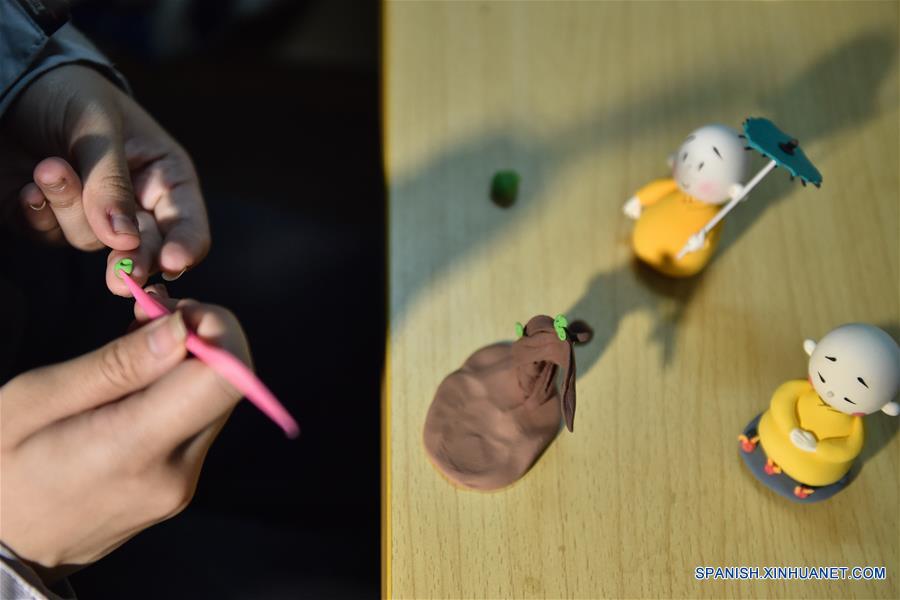 BEIJING, mayo 8, 2016 (Xinhua) -- Imagen del 22 de abril de 2016 de un voluntario elaborando figuras del Monje Xian'er, un personaje de caricaturas del Monasterio Longquan, en Beijing, capital de China. El Monje Xian'er es un popular personaje de caricaturas creado por el maestro Xianfan para responder acertijos introspectivos de los visitantes y traerles la paz. El Monasterio Longquan está localizado al pie de la Montaña Fenghuangling (Phoenix Ridge), en las afueras occidentales de Beijing. Primero construido en la Dinastía Liao (907-1125), el monasterio recupera la reputación al acoger la era del internet móvil. (Xinhua/Luo Xiaoguang)