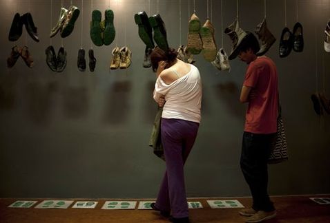 Museo exhibe zapatos usados de familiares en busca de desaparecidos