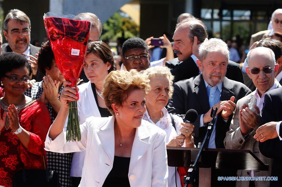 Rousseff se da un baño de masas entre seguidores al dejar el palacio presidencial brasileño