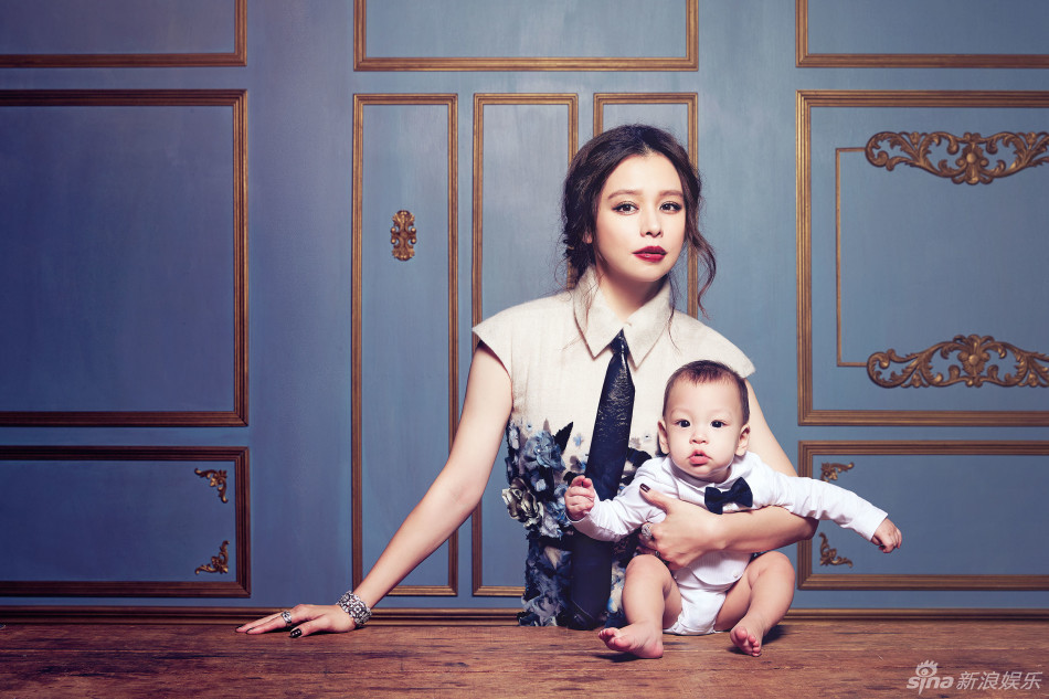 Vivian Hsu posa para revista con su hijo