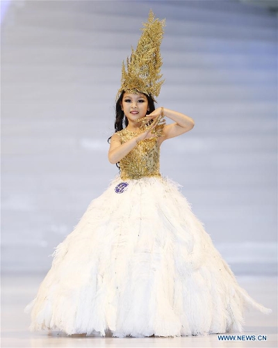 Una participante luce una creación en un concurso de mini-modelos durante la XVI Semana Internacional de la Moda de China en Qingdao, provincia de Shandong, el 14 de mayo de 2016. Más de 200 niños de todo el país participaron en el concurso. (Xinhua/Chen Jianli)