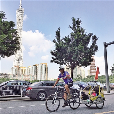 Hombre viaja por China en bicicleta con la hija de 4 años y su perro