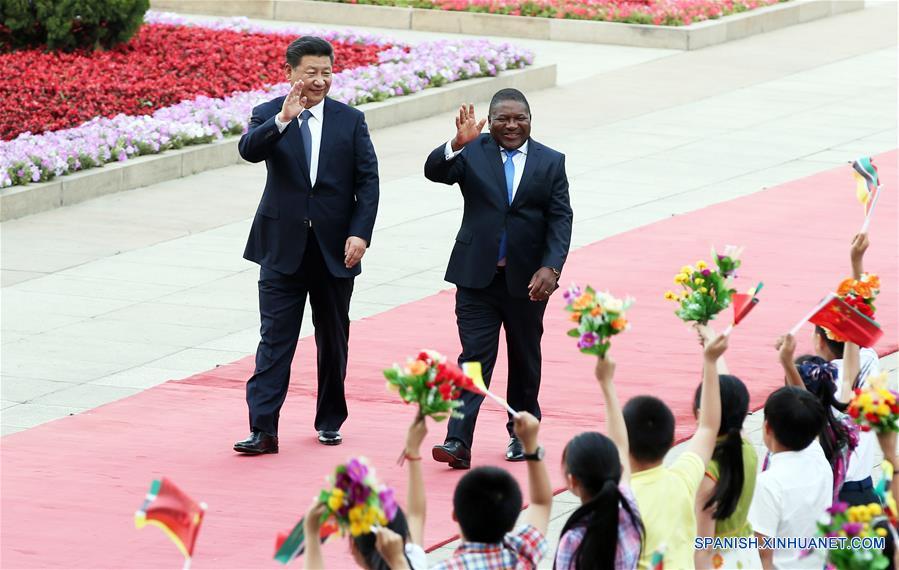 El presidente de China, Xi Jinping lleva a cabo una ceremonia de bienvenida para el presidente de Mozambique Filipe Jacinto Nyusi antes de sus conversaciones en Beijing, capital de China, 18 de mayo de 2016. (Xinhua / Yao Dawei)