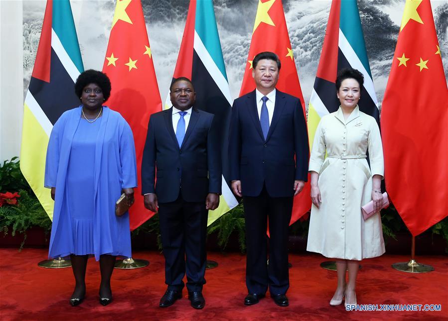 El presidente de China, Xi Jinping y su esposa Peng Liyuan posan para una foto de grupo con el presidente de Mozambique Filipe Jacinto Nyusi y su esposa, en el Gran Palacio del Pueblo en el centro de Beijing, capital de China, mayo 18, 2016. (Xinhua / Yao Dawei)