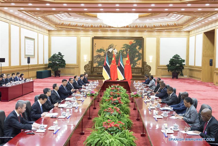 El presidente de China, Xi Jinping, conversa con el presidente de Mozambique Filipe Jacinto Nyusi en Beijing, capital de China, 18 de mayo de 2016. (Xinhua / Wang Ye)