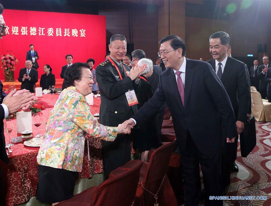 Zhang Dejiang, presidente del Comité Permanente de la Asamblea Popular Nacional,se da la mano con los invitados en una cena de bienvenida en Hong Kong, sur de China, 18 de mayo de 2016. (Xinhua / Liu Weibing)