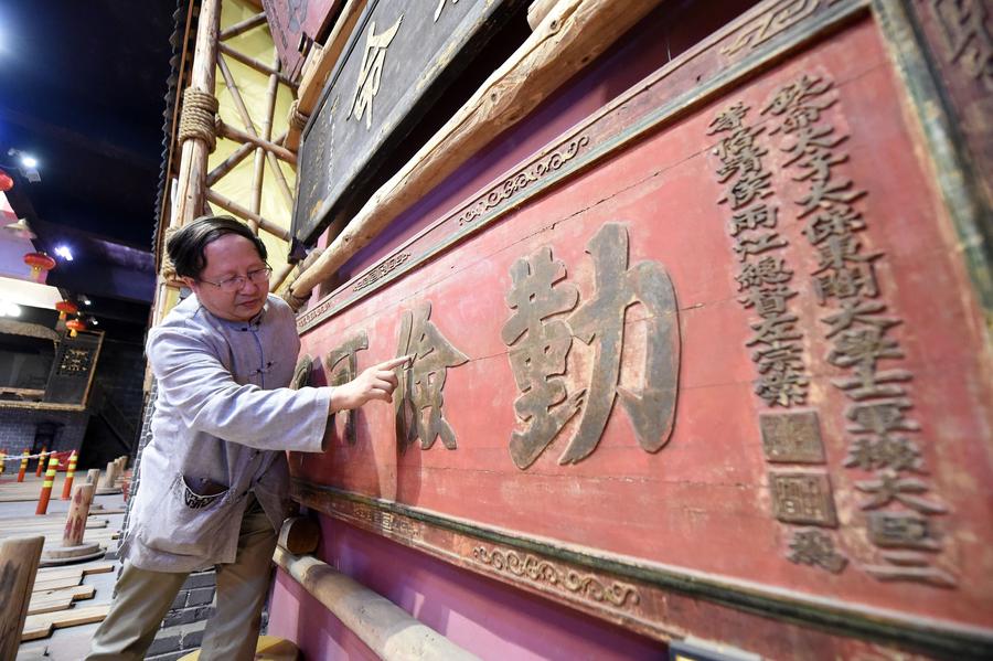 Liu Guangrui, propietario del Museo de Placas de Bayu, muestra su colección de placas en la sala de exposiciones del museo en Chongqing, el 17 de mayo de 2016. [Foto / Xinhua]