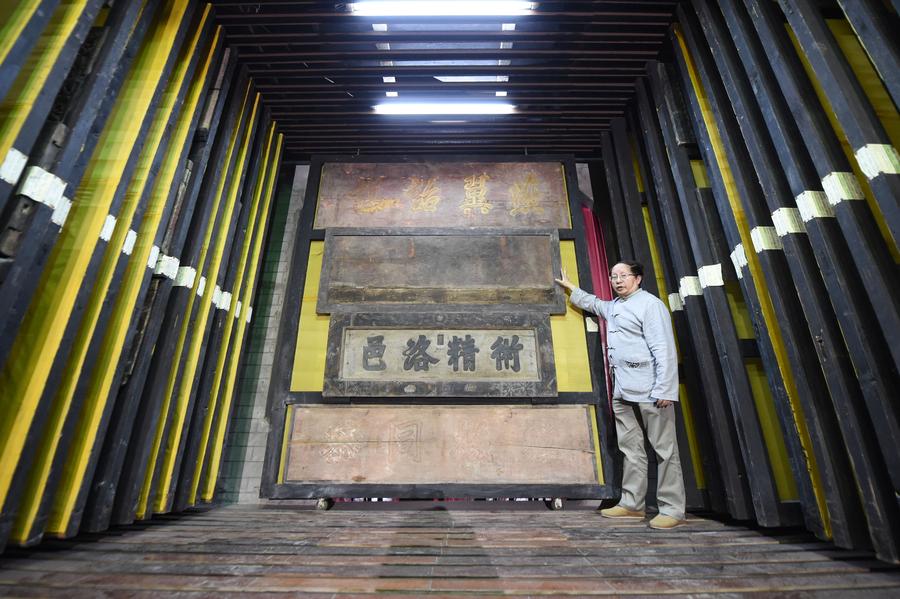Liu Guangrui, propietario del Museo de Placas de Bayu, habla sobre una de las placas en la sala de exposiciones del museo en Chongqing, el 17 de mayo de 2016. [Foto / Xinhua]