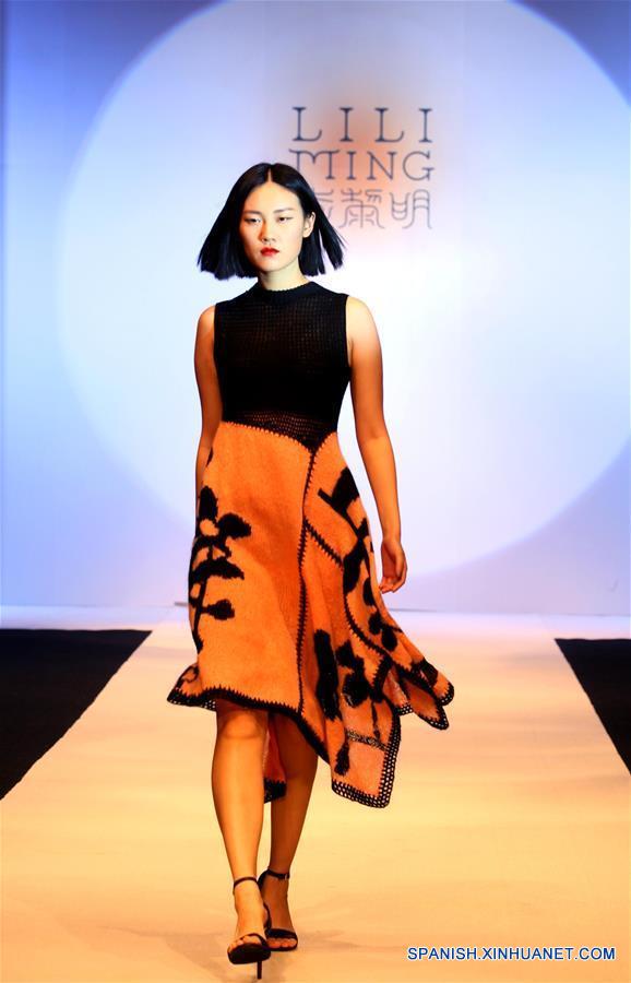 Una modelo presenta una creación diseñada por Li Liming durante un desfile de modas en Shanghai, en el este de China, el 18 de mayo de 2016. (Xinhua/Liu Ying)