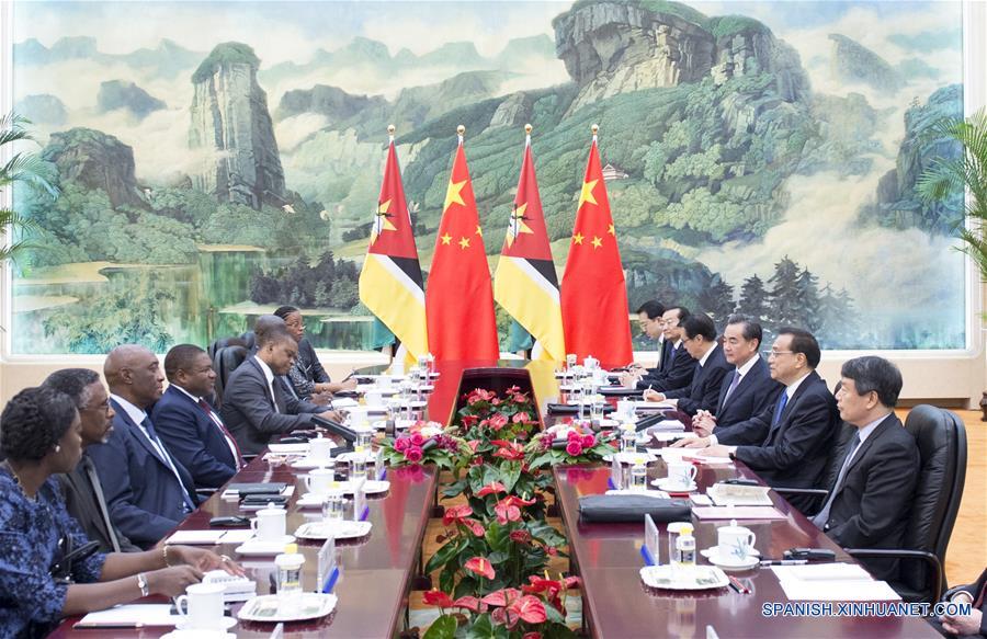 El primer ministro de China, Li Keqiang,se reúne con el presidente de Mozambique, Filipe Jacinto Nyusi en Beijing, capital de China, 19 de mayo de 2016. (Xinhua / Wang Ye)