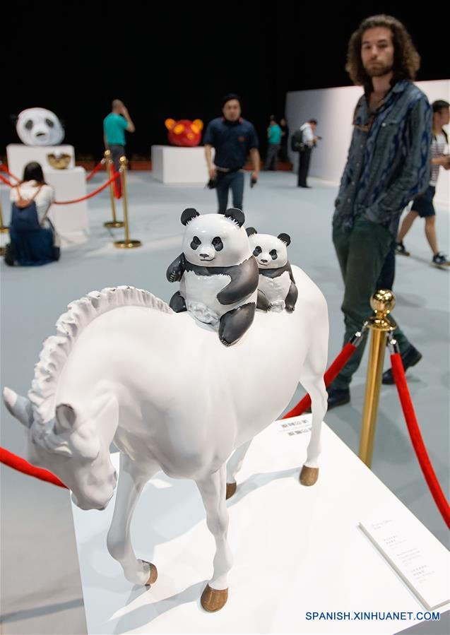 Un visitante observa una obra arte de panda en la gira de la exposición de arte del mundo del panda gigante, en el Parque Océano de Hong Kong, en Hong Kong, en el sur de China, el 19 de mayo de 2016. La Semana de Sichuan y gira de la exposición de arte del mundo del panda gigante abrirá en el parque del 20 al 29 de mayo. (Xinhua/Ng Wing Kin) 