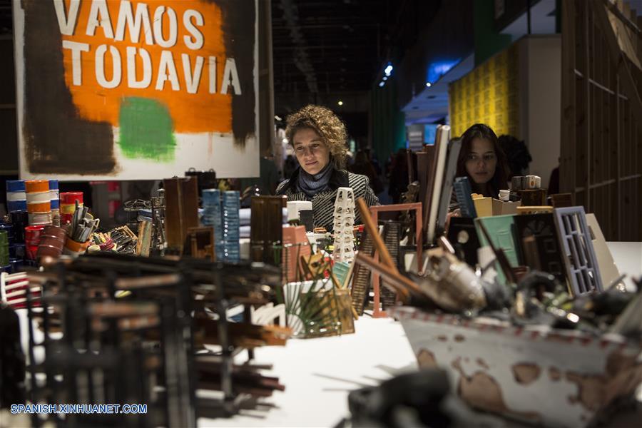 BUENOS AIRES, mayo 20, 2016 (Xinhua) -- Visitantes observan las obras de arte durante la 25 edición de la Feria de Arte Contemporáneo "ArteBa", en la ciudad de Buenos Aires, Argentina, el 20 de mayo de 2016. De acuerdo con información de los organizadores, "ArteBa" es una de las más importantes ferias de arte contemporáneo enfocadas principalmente en la producción artística en Lationamérica, y uno de los eventos de mayor relevancia cultural en Buenos Aires, donde año con año acuden grupos de artistas, coleccionistas, galeristas, curadores de museos, críticos y amantes del arte. La Feria de Arte Contemporáneo "ArteBa", se lleva a cabo del 19 al 22 de mayo en la capital argentina. (Xinhua/Martín Zabala)
