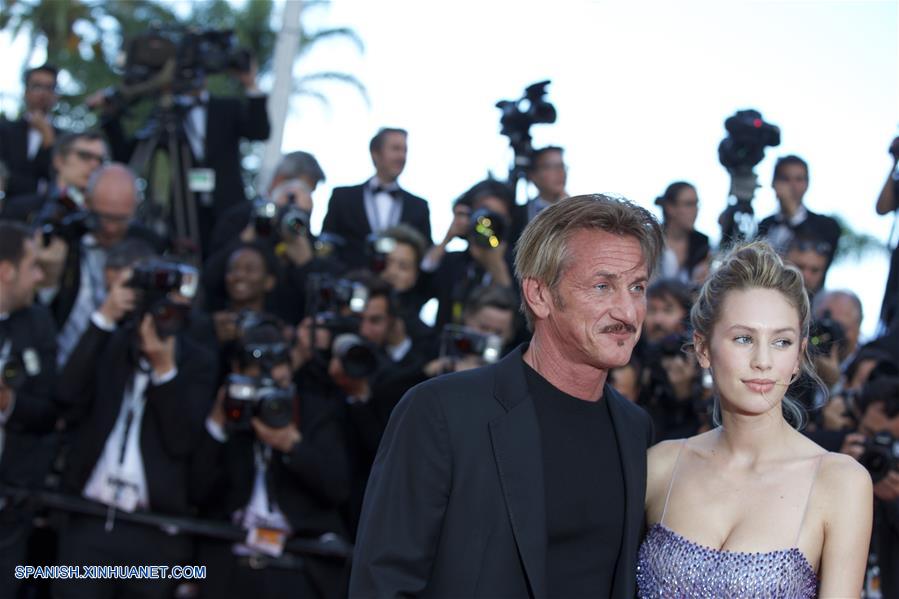 CANNES, mayo 20, 2016 (Xinhua) -- El director Sean Penn (i) y su hija Dylan Penn (d), posan en la alfombra roja a su llegada para la proyección de la película "The Last Face", en competencia durante el 69 Festival de Cine de Cannes, en Cannes, Francia, el 20 de mayo de 2016. (Xinhua/Jin Yu)