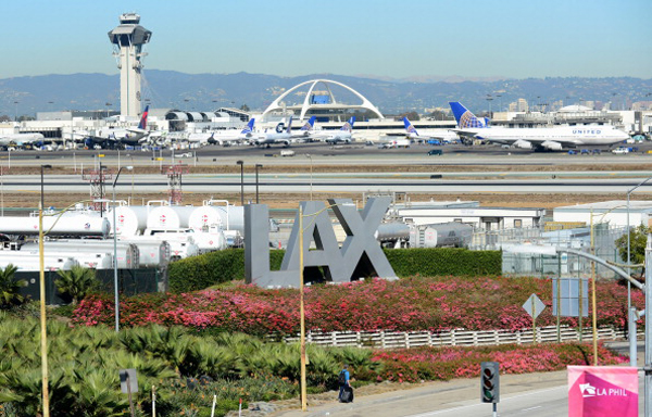 Vuelo con rumbo a Los Ángeles aterriza bajo amenaza 