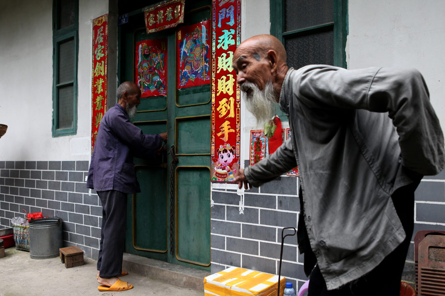 Huang Yuechuang, de 77 años de edad y Huang Quande, de 87 años, en us casa en la ciudad de Guilin, región autónoma Zhuang de Guangxi. [Fotografía de Huo Yan/chinadaily.com.cn]