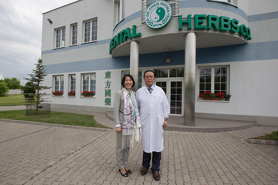 Chen Zhen y su esposa posan frente a su fábrica TCM en Budapest, ciudad capital de Hungría, 19 de mayo de 2016. [Foto/Xinhua]