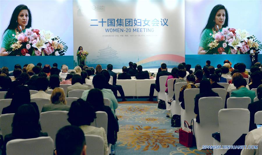 Lakshmi Puri, secretaria general adjunta de la Organización de las Naciones Unidas (ONU) y subdirectora ejecutiva de la Entidad de la ONU para la Igualdad de Género y Empoderamiento de las Mujeres (ONU Mujeres), participa en la Reunión W20 (Mujeres del G20), en la provincia de Shaanxi, en el noroeste de China, el 25 de mayo de 2016. La Reunión W20 (Mujeres del G20), que concluye el jueves, apoya al evento principal del Grupo de los 20 (G20) que se realizará en septiembre en la ciudad de Hangzhou, en el este de China. (Xinhua/Li Yibo)