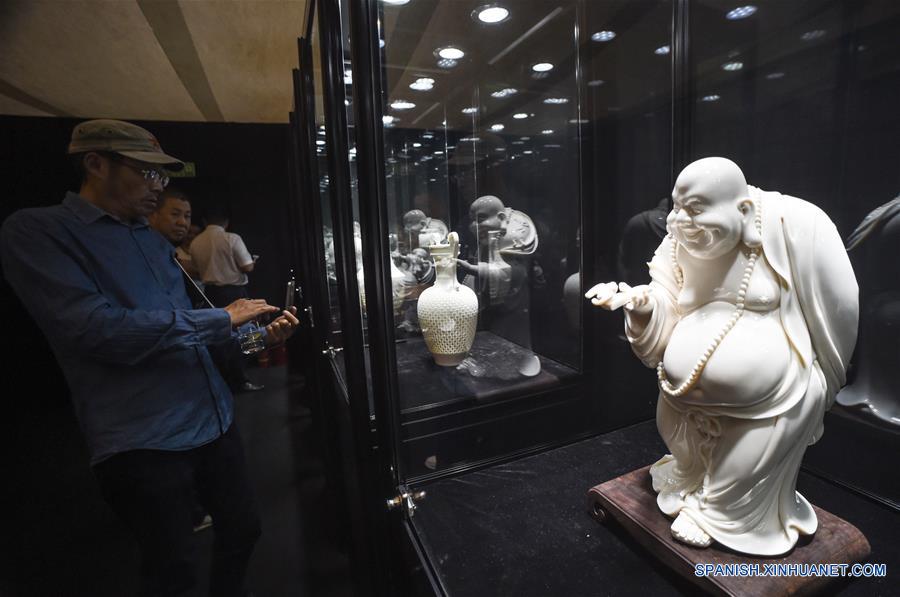 BEIJING, mayo 26, 2016 (Xinhua) -- Un visitante toma fotografías durante la Exposición de Arte de Porcelana de Dehua, en Beijing, capital de China, el 26 de mayo de 2016. Dehua, conocida como una de las bases de la porcelana de China, cuenta con una larga historia de eleboración de alfarería. La exposición es una actividad del foro de cultura China-Francia. (Xinhua/Luo Xiaoguang)
