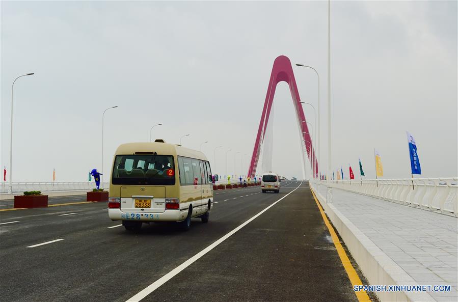 Vehículos corren sobre el puente recién construido que enlaza a la isla artificial de Shuangyu que está emergida desde el mar frente a la costa, en la provincia oriental china de Fujian. La isla Shuangyu, con una área de 2,2 kilómetros cuadrados, se abrirá a turistas el próximo viernes. (Xinhua/Jiang Kehong)