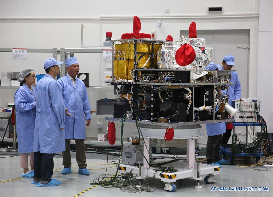 Imagen del 25 de mayo de 2016 del ingeniero subjefe Zhou Yilin (3-i), debatiendo con otros técnicos junto al satélite cuántico en el Centro de Ingeniería para Microsatélites de Shanghai de la Academia de Ciencias de China, en Shanghai, en el este de China. China planea lanzar el primer satélite cuántico del mundo que puede conseguir comunicación segura en julio. El satélite está dedicado a experimentos de ciencia cuántica. (Xinhua/Cai Yang)