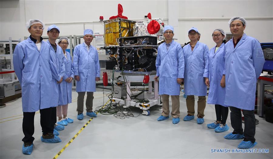 Imagen del 25 de mayo de 2016 del ingeniero general Zhu Zhencai (4-d), y el ingeniero subjefe Zhou Yilin (4-i), y otros miembros del personal posando para una fotografía grupal con el satélite cuántico en el Centro de Ingeniería para Microsatélites de Shanghai de la Academia de Ciencias de China, en Shanghai, en el este de China. China planea lanzar el primer satélite cuántico del mundo que puede conseguir comunicación segura en julio. El satélite está dedicado a experimentos de ciencia cuántica. (Xinhua/Cai Yang)