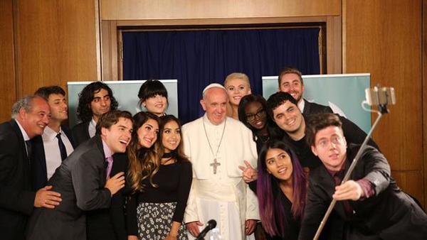 El Papa se reúne con 'youtubers' para mejorar el mundo con los vídeos
