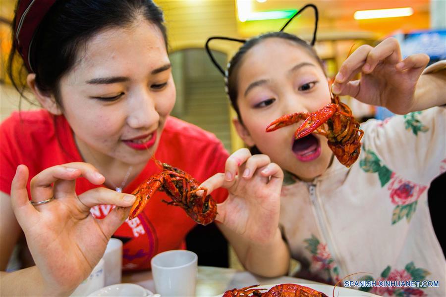 XUYI, mayo 29, 2016 (Xinhua) -- Clientes comen langostas en un restaurante en el condado Xuyi, en la provincia de Jiangsu, en el este de China, el 29 de mayo de 2016. La langosta es una reconocida especialidad en el condado Xuyi y cada verano un festival internacional se lleva a cabo en Xuyi. (Xinhua/Zhou Haijun)