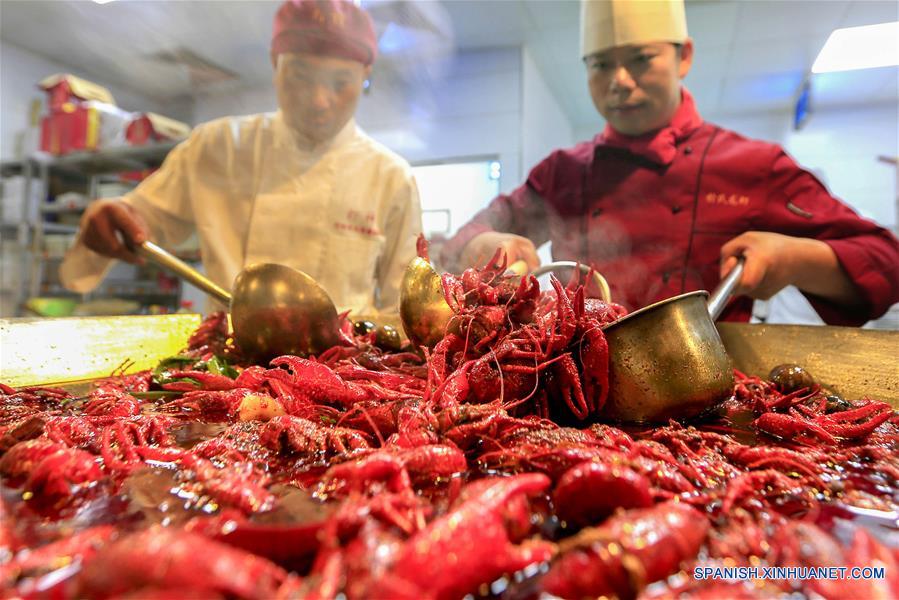 XUYI, mayo 29, 2016 (Xinhua) -- Cocineros preparan langostas en un restaurante en el condado Xuyi, en la provincia de Jiangsu, en el este de China, el 29 de mayo de 2016. La langosta es una reconocida especialidad en el condado Xuyi y cada verano un festival internacional se lleva a cabo en Xuyi. (Xinhua/Zhou Haijun)