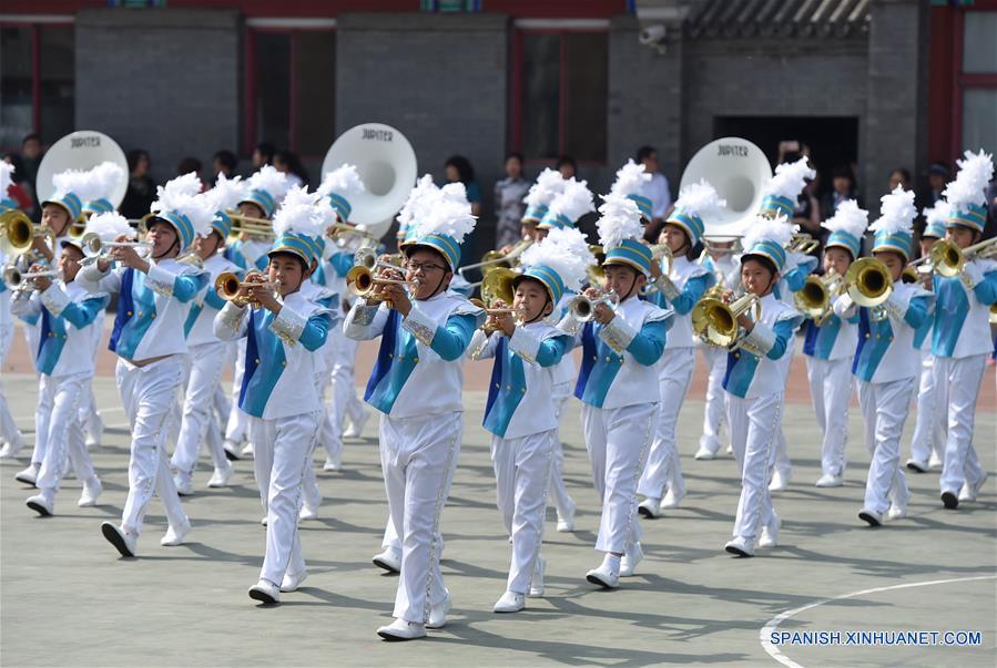 Una banda sinfónica participa durante una celebración para recibir el próximo Día del Niño, en la Escuela Primaria Fuxue Hutong, en Beijing, capital de China, el 30 de mayo de 2016. (Xinhua/Luo Xiaoguang)