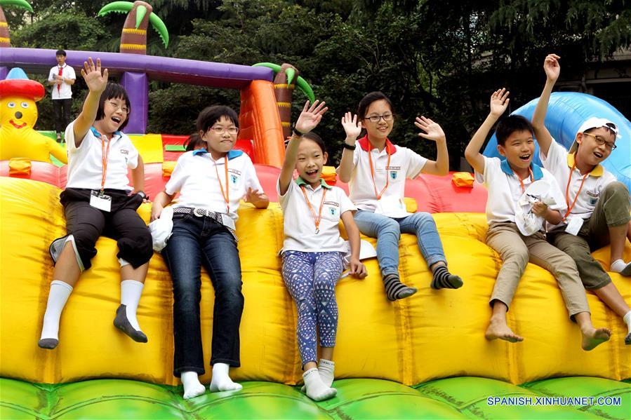 Niños posan durante una fiesta de jardín para recibir el próximo Día del Niño, en el Palacio de los Niños del Instituto de Bienestar Infantil (CWI, por sus siglas en inglés) en Shanghai, en el este de China, el 30 de mayo de 2016. (Xinhua/Liu Ying)